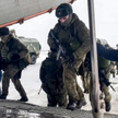 „Bratnia pomoc” dla Kazachstanu – rosyjscy spadochroniarze przed odlotem z lotniska pod Moskwą