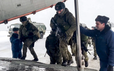 „Bratnia pomoc” dla Kazachstanu – rosyjscy spadochroniarze przed odlotem z lotniska pod Moskwą
