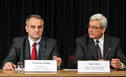 Ion Ariton, rumuński minister gospodarki (z prawej), i Waldemar Pawlak, polski wicepremier, rozmawia