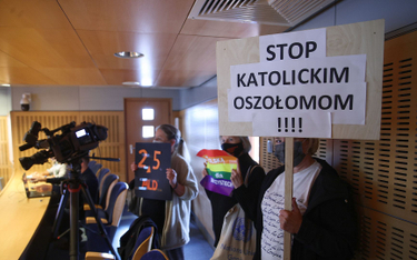Uczestnicy protestu podczas nadzwyczajnej sesji Sejmiku Województwa Małopolskiego