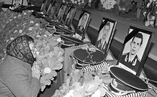 Ceremonia żałobna poświęcona marynarzom z radzieckiego okrętu K-278 „Komsomolec”