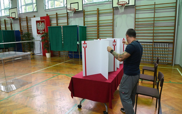 Przygotowania w jednym z lokali wyborczych w Szczecinie