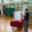 Przygotowania w jednym z lokali wyborczych w Szczecinie