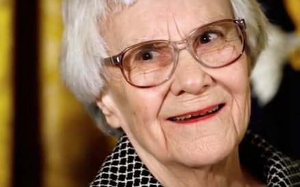 HARPER LEE (28 KWIETNIA 1926 R. – 18 LUTEGO 2016 R.) Uznana amerykańska autorka, Harper Lee, zdobywc