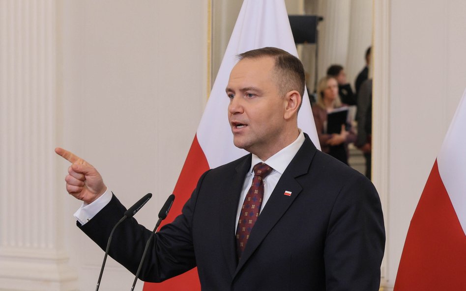 Prezydent Karol Nawrocki podczas wspólnej konferencji prasowej z prezydentem Łotwy Edgarsem Rinkevic