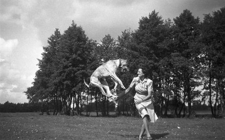 Przyjaciółka Zofii Chomętowskiej, Maria (Tonia) Grabowska, i pies Gori, Porochońsk 1932