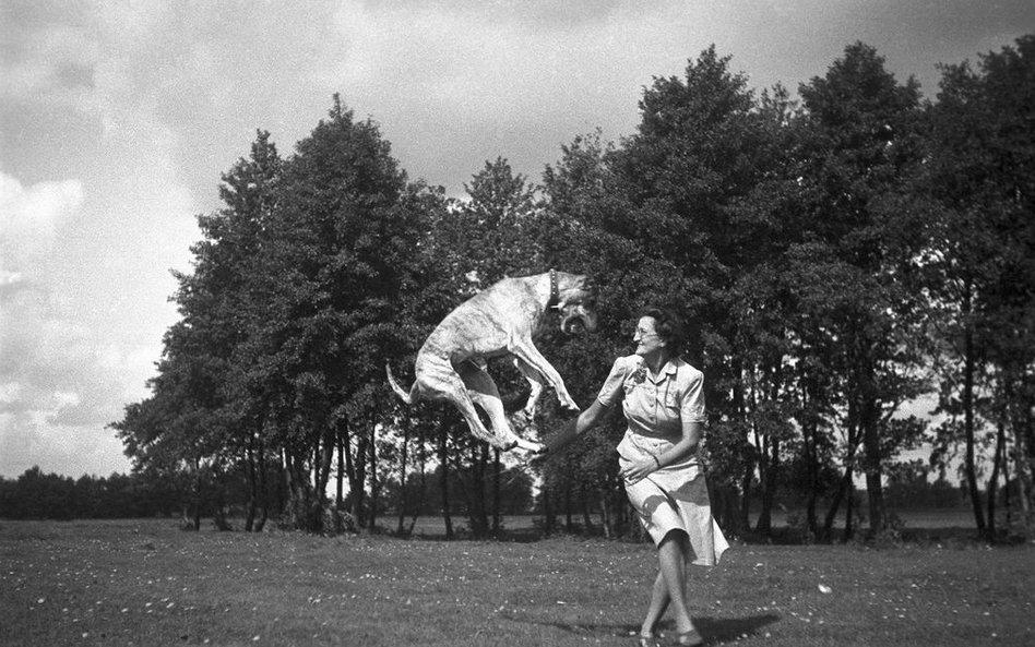 Przyjaciółka Zofii Chomętowskiej, Maria (Tonia) Grabowska, i pies Gori, Porochońsk 1932