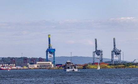 Suwnice portowo-lądowe w porcie w Oslo w Norwegii