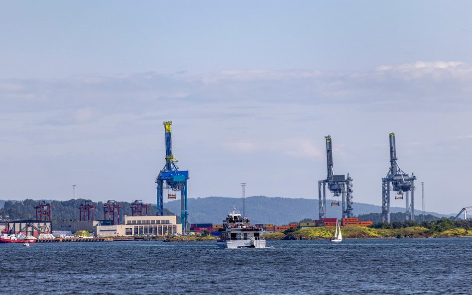 Suwnice portowo-lądowe w porcie w Oslo w Norwegii
