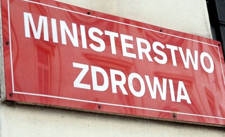 Resort policzył testy. Wciąż więcej przebadanych osób niż próbek