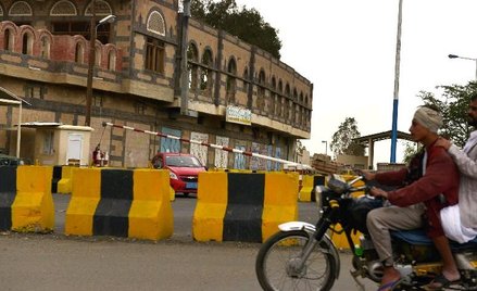 Betonowe bariery przed ambasadą USA w Sanie