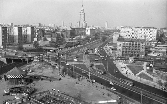 Zajrzyjmy raz jeszcze na Plac Zawiszy. Są lata 60. W lewym dolnym rogu jest cyrk, brakuje zaś nitki 