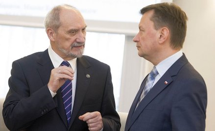 Były minister obrony narodowej Antoni Macierewicz i obecny szef MON Mariusz Błaszczak