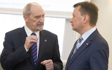 Były minister obrony narodowej Antoni Macierewicz i obecny szef MON Mariusz Błaszczak