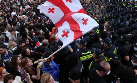 Protesty przed parlamentem w Tbilisi