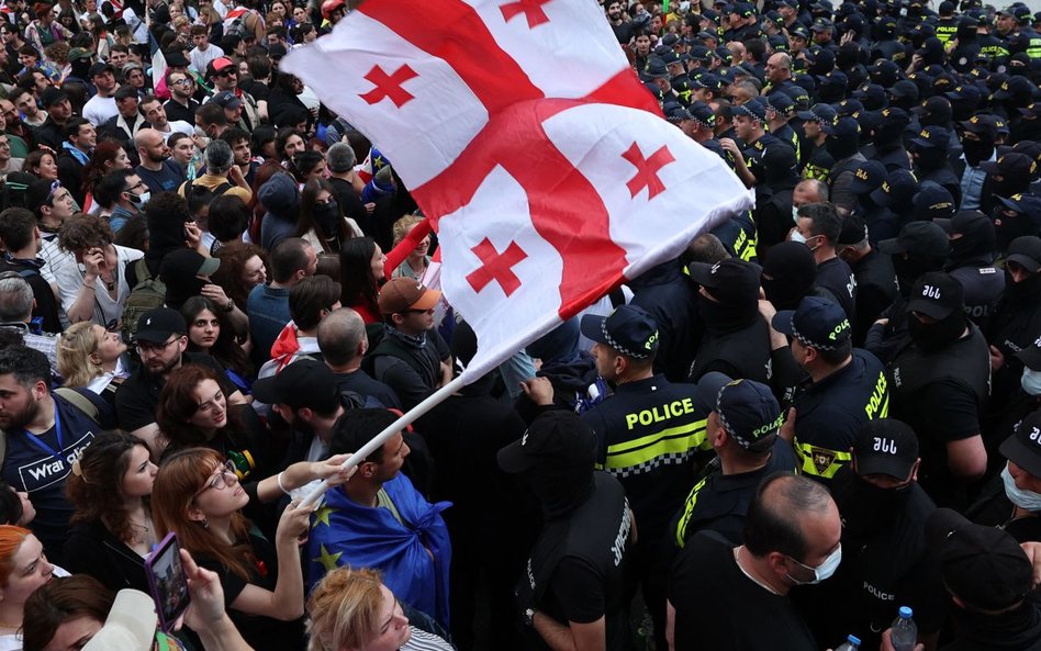 Protesty przed parlamentem w Tbilisi