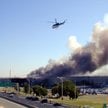 11 września 2001 r.: helikopter przelatuje nad obszarem płonącego Pentagonu w Waszyngtonie: dym unos