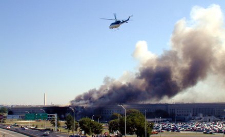 11 września 2001 r.: helikopter przelatuje nad obszarem płonącego Pentagonu w Waszyngtonie: dym unos