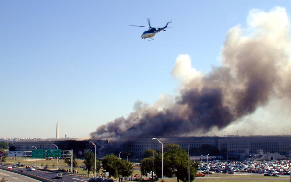 11 września 2001 r.: helikopter przelatuje nad obszarem płonącego Pentagonu w Waszyngtonie: dym unos