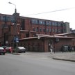Żyrardów. Pończoszarnia – duży budynek , dawne pralnie – niski budynek na pierwszym planie (zdjęcie 