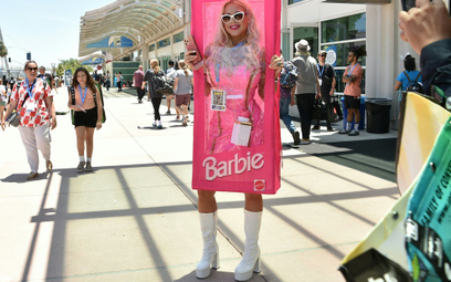 Firma Mattel zastrzegła w 2008 roku prawa do intensywnie różowego koloru o nazwie Barbie Pink.