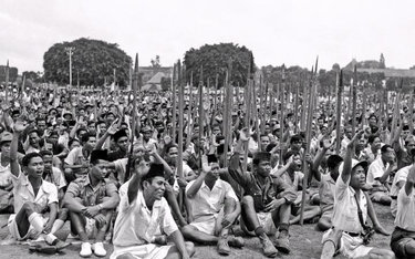 Tysiące młodych Indonezyjczyków na wiecu poparcia dla Sukarno. Dżakarta, 10 listopada 1945 r.
