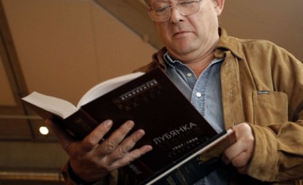 The Economist: Michnik sam pada ofiarą histerii, nad którą wylewa łzy