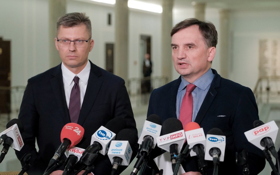 Minister sprawiedliwości, prokurator generalny Zbigniew Ziobro (P) oraz wiceminister sprawiedliwości