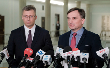 Minister sprawiedliwości, prokurator generalny Zbigniew Ziobro (P) oraz wiceminister sprawiedliwości
