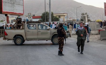 Patrol talibów w pobliżu miejsca eksplozji w Kabulu