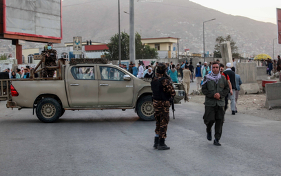 Patrol talibów w pobliżu miejsca eksplozji w Kabulu