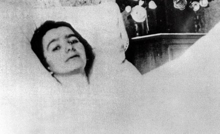 Urodzona w 1902 roku Marta Robin, sparaliżowana i niewidoma mistyczka, miała według świadków nie tyl