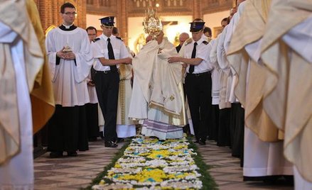 Człowiek-Motyl i obrońcy żenujących happeningów