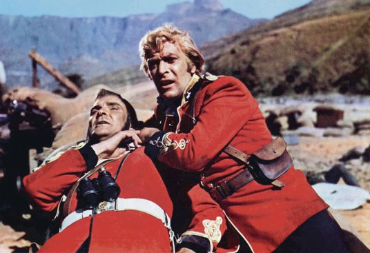 Stanley Baker w roli porucznika Johna Charda oraz Michael Caine jako porucznik Gonville Bromhead w f