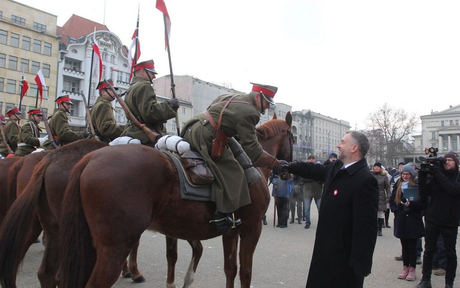 Marszałek województwa wielkopolskiego Marek Woźniak (z prawej), zaprasza na obchody 100. rocznicy wy