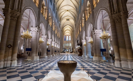 Wnętrza paryskiej katedry Notre Dame dokładnie wyczyszczono.