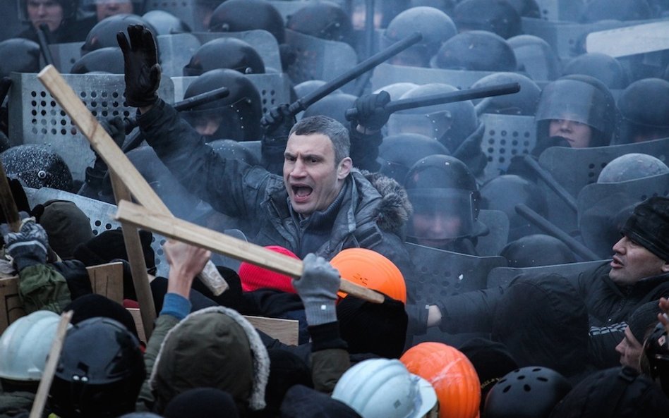 Witalij Kliczko usiłujący rozdzielić protestujących uczestników Majdanu i milicję podczas walk na ba