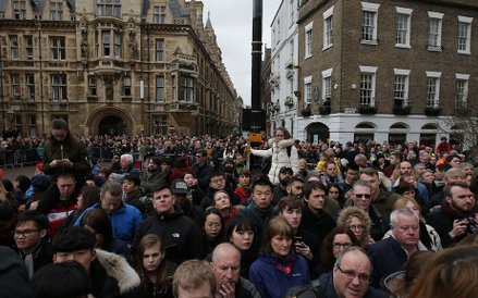 Hawkinga żegnały w Cambridge prawdziwe tłumy