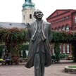 Pomnik Stanisława Grochowiaka w Lesznie jest pierwszym w kraju monumentem poety.