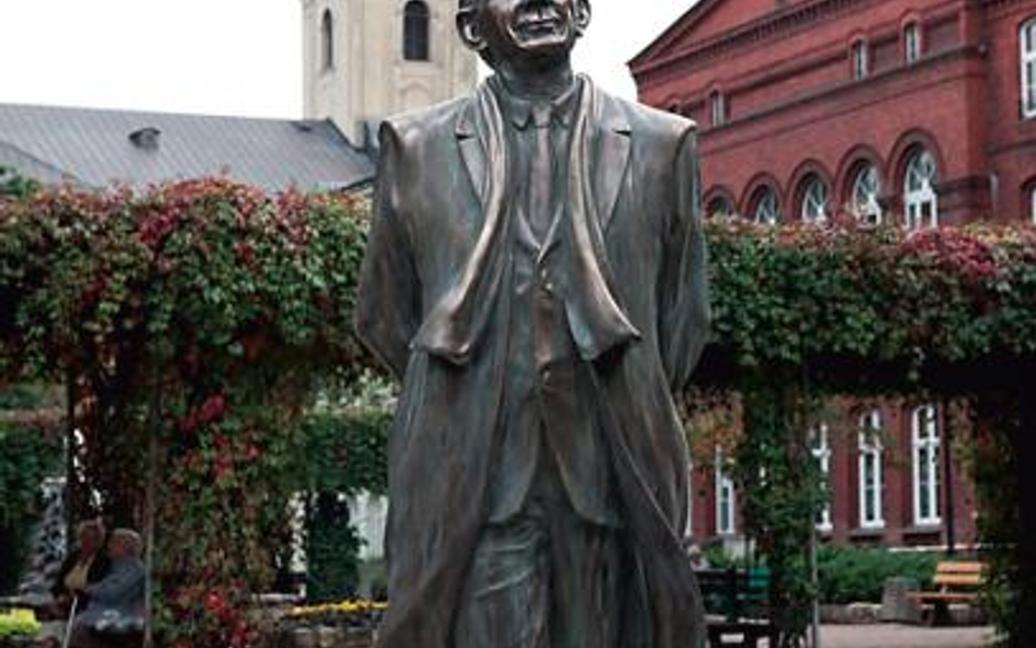 Pomnik Stanisława Grochowiaka w Lesznie jest pierwszym w kraju monumentem poety.