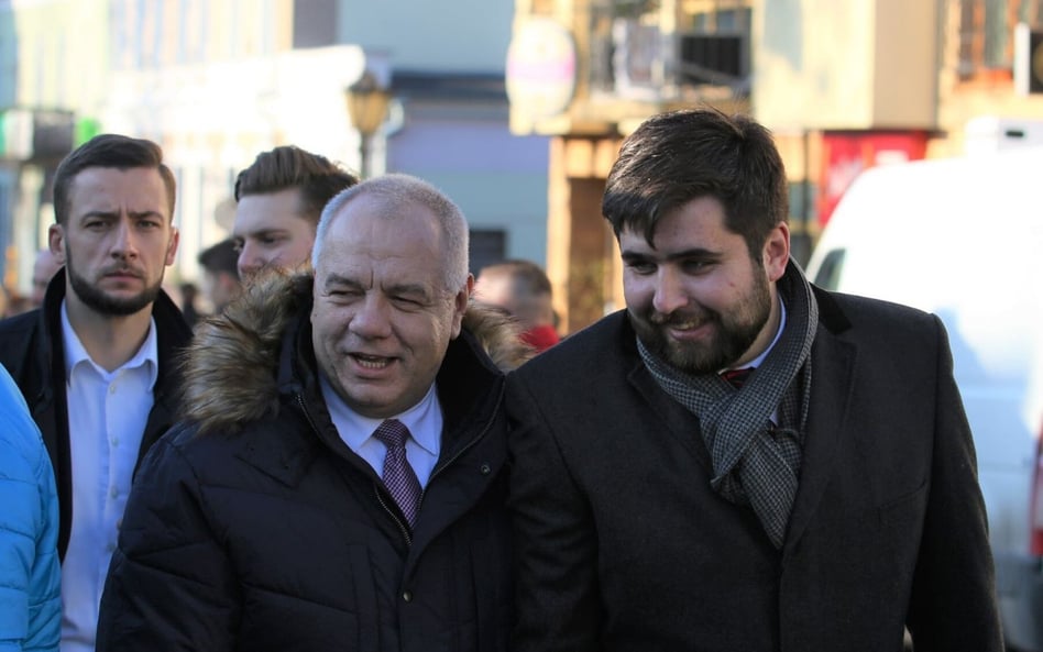 Minister aktywów państwowych Jacek Sasin i prezydent Chełma Jakub Banaszek.