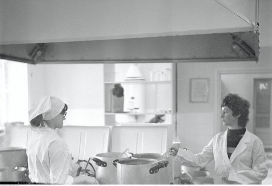 „Kuchnia pełna garów z unoszącą się parą...”. Na zdjęciu: bar mleczny Familijny przy ul. Nowy Świat 