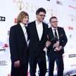 Reżyser Jakub Piątek (w środku) i producent Maciej Kubicki (z prawej) z nagrodą za Najlepszy Film Do