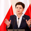 Rok pod znakiem „dobrej zmiany”. Premier Beata Szydło mówi o niej z pełną powagą. Dla innych to iron