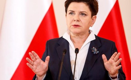 Rok pod znakiem „dobrej zmiany”. Premier Beata Szydło mówi o niej z pełną powagą. Dla innych to iron