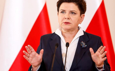 Rok pod znakiem „dobrej zmiany”. Premier Beata Szydło mówi o niej z pełną powagą. Dla innych to iron
