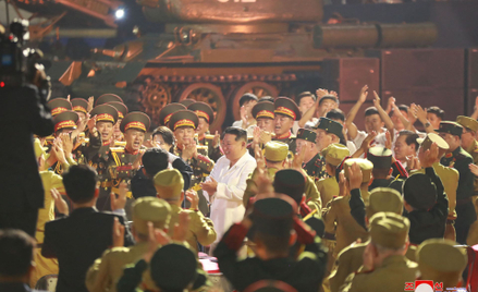 Kim Dzong Un wśród północnokoreańskich żołnierzy
