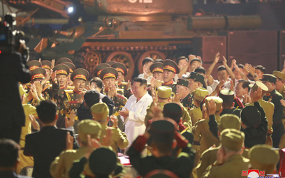 Kim Dzong Un wśród północnokoreańskich żołnierzy