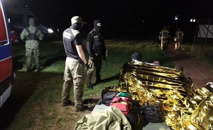 Podlaskie: Migranci utknęli na bagnach. Dwie osoby trafiły do szpitala