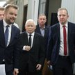 Prezes Prawa i Sprawiedliwości Jarosław Kaczyński oraz rzecznik PiS Rafał Bochenek w drodze na konfe